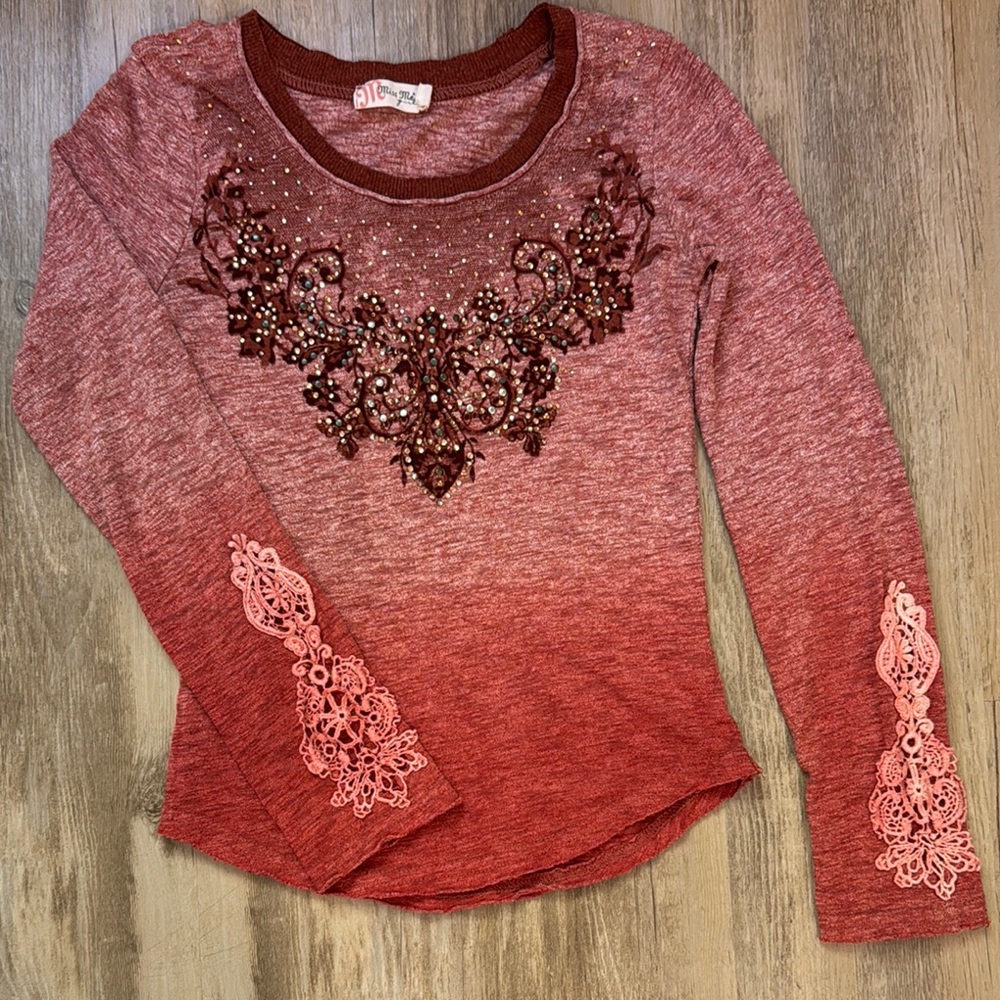Miss Me Girls Rhinestone Front and Crochet Sleeve Long Sleeve Tee Sz SML GUC